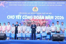 Trao tặng quà Tết cho công nhân có hoàn cảnh khó khăn. ở Hà Nội. (Nguồn: Báo Tin tức và Dân tộc)