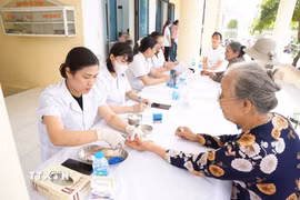 Với sự hỗ trợ của Trung tâm y tế Hải Dương, trong 9 ngày triển khai khám sức khỏe cho người cao tuổi, đã có hơn 730 trường hợp được khám, tư vấn. (Ảnh: Mạnh Minh/TTXVN)