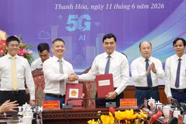 Lãnh đạo Ủy ban Nhân dân tỉnh Thanh Hóa ký kết biên bản hợp tác với lãnh đạo Công ty Cổ phần Tập đoàn G về chuyển đổi số. (Ảnh: Việt Hoàng/TTXVN)