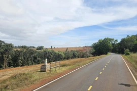 Một cột mốc biên giới trên tuyến biên giới Việt Nam-Campuchia, đoạn qua xã Quảng Trực, tỉnh Lâm Đồng. (Ảnh: Hưng Thịnh/TTXVN)