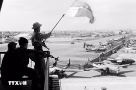 Cờ giải phóng tung bay trên sân bay Tân Sơn Nhất ngày 30/4/1975. (Nguồn: TTXVN)