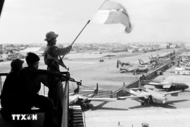 Cờ giải phóng tung bay trên sân bay Tân Sơn Nhất ngày 30/4/1975. (Nguồn: TTXVN)