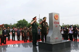 Đại tướng Phan Văn Giang, Ủy viên Bộ Chính trị, Bộ trưởng Bộ Quốc phòng Việt Nam cùng Phó Thủ tướng, Bộ trưởng Bộ Quốc phòng Campuchia Samdech Pichay Sena Tea banh thực hiện nghi thức chào cột mốc 69 biên giới Việt Nam-Campuchia trong Giao lưu Quốc phòng biên giới Việt Nam-Campuchia lần thứ nhất” ở tỉnh Đồng Nai. (Ảnh: Sỹ Tuyên/TTXVN)
