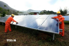 Nhà máy điện mặt trời đầu tiên tại Côn Đảo (Bà Rịa-Vũng Tàu). (Ảnh: Ngọc Hà/ TTXVN)