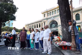 Đoàn khách Ấn Độ tham quan Bưu điện Trung tâm Thành phố Hồ Chí Minh. (Ảnh: Hồng Đạt/TTXVN)
