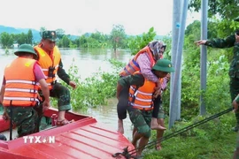 Giải cứu người dân xã Ia Tul, tỉnh Gia Lai mắc kẹt do mưa lũ. (Ảnh: Hồng Điệp/TTXVN)