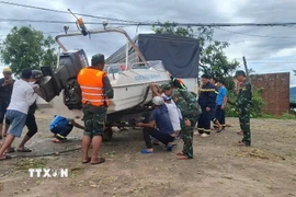 Giải cứu người dân xã Ia Tul, tỉnh Gia Lai mắc kẹt do mưa lũ. (Ảnh: Hồng Điệp/TTXVN)