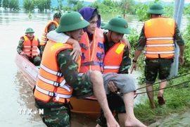 Giải cứu người dân xã Ia Tul, tỉnh Gia Lai mắc kẹt do mưa lũ. (Ảnh: Hồng Điệp/TTXVN)