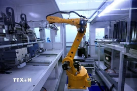 Robot tự hành trong dây chuyền sản xuất pin. (Ảnh: Tuấn Anh/TTXVN)