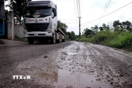 Tuyến đường liên xã tại Phú Thọ bị xuống cấp nghiêm trọng do các xe ôtô tải trọng lớn chạy thường xuyên. (Ảnh: Thanh Hải/TTXVN)