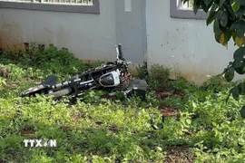 Hiện trường vụ nam sinh tử vong trong trường học do bị té ngã khi đi xe điện. (Ảnh: TTXVN phát)