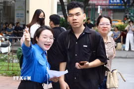 Thí sinh dự thi tại điểm thi Trường Đại học Sư phạm Hà Nội. (Ảnh: TTXVN)