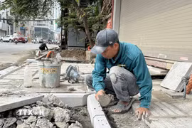 Người lao động phải làm việc ngoài trời dưới nền nhiệt gần 40 độ C. (Ảnh: Quốc Lũy/ TTXVN)