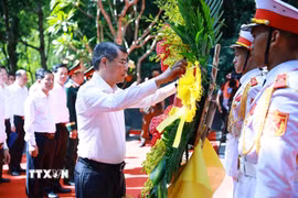 Thủ tướng Chính phủ Lê Minh Hưng dâng hương, hoa tưởng niệm tại đền tưởng niệm các Anh hùng, liệt sỹ đường 20 quyết thắng. (Ảnh: Dương Giang/TTXVN)