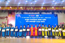 Trao Bằng cho các sinh viên tốt nghiệp loại Giỏi. (Ảnh: Ánh Tuyết/TTXVN)