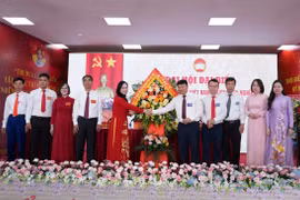 Ủy ban Mặt trận Tổ quốc Việt Nam thành phố Hà Nội chúc mừng Đại hội Mặt trận Tổ quốc Việt Nam phường Yên Nghĩa. (Nguồn: Ủy ban Mặt trận Tổ quốc Việt Nam)
