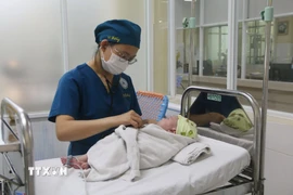 Sau 2 tháng điều trị, bé trai bị uốn ván sơ sinh đã hồi phục sức khỏe, cai máy thở, ngưng dùng kháng sinh. (Ảnh: Lê Xuân/TTXVN)