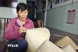Làng nghề nón lá giúp nhiều hộ dân, đặc biệt là phụ nữ có việc làm tại chỗ. (Ảnh: Đình Quân/TTXVN)
