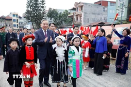 Tổng Bí thư Tô Lâm với nhân dân các dân tộc tỉnh Cao Bằng. (Ảnh: Thống Nhất/TTXVN)