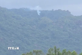 Khu vực vùng núi, nơi xảy ra vụ rơi máy bay quân sự. (Ảnh: TTXVN phát)