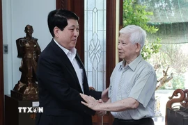 Chủ tịch nước Lương Cường thăm hỏi, chúc Tết nguyên Chủ tịch nước Nguyễn Minh Triết. (Ảnh: Lâm Khánh/TTXVN)