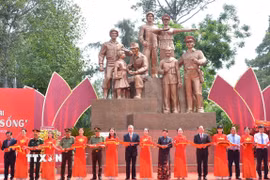 Tổng Bí thư Tô Lâm và các đại biểu thực hiện nghi thức cắt băng khánh thành Tượng đài Công an Nhân dân. (Ảnh: Linh Sơn/TTXVN)