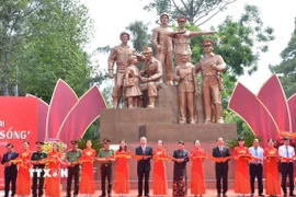 Tổng Bí thư Tô Lâm và các đại biểu thực hiện nghi thức cắt băng khánh thành Tượng đài Công an Nhân dân. (Ảnh: Linh Sơn/TTXVN)