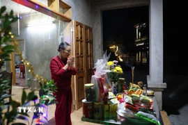 Lễ cúng giao thừa trong giờ tý (từ 23 giờ đến 1 giờ sáng) với ý nghĩa đem bỏ hết những điều xấu, không may mắn của năm cũ sắp qua để đón chào những điều tốt đẹp của năm mới sắp đến. (Ảnh: Thanh Tùng/TTXVN)