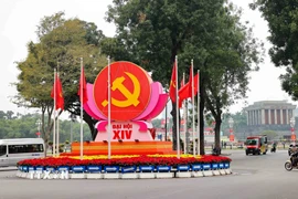 Biểu tượng búa liềm, cờ Đảng, cờ Tổ quốc được bố trí trang trọng tại nút giao Điện Biên Phủ-Độc Lập-Chu Văn An, chào mừng Đại hội đại biểu toàn quốc lần thứ XIV của Đảng. (Ảnh: Vũ Quang/TTXVN)