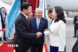 Phó Chủ tịch Thường trực Quốc hội Đỗ Văn Chiến và Phó Chủ tịch nước Võ Thị Ánh Xuân đón Tổng Bí thư Ban Chấp hành Trung ương Đảng Nhân dân cách mạng Lào, Chủ tịch nước Cộng hòa Dân chủ Nhân dân Lào Thongloun Sisoulith tại sân bay Quốc tế Nội Bài. (Ảnh: Minh Đức/TTXVN)