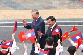 Tổng Bí thư Tô Lâm và Tổng Bí thư, Chủ tịch nước Lào Thongloun Sisoulith tại lễ đón. (Ảnh: Lâm Khánh/TTXVN)