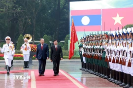 Tổng Bí thư Tô Lâm và Tổng Bí thư, Chủ tịch nước Lào Thongloun Sisoulith duyệt Đội danh dự Quân đội nhân dân Việt Nam. (Ảnh: Thống Nhất/TTXVN)