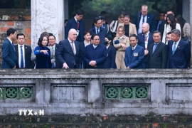 Thủ tướng Phạm Minh Chính và Thủ tướng New Zealand Christopher Luxon nghe giới thiệu về Khu di tích Văn Miếu-Quốc Tử Giám (Hà Nội). (Ảnh: Dương Giang/TTXVN)