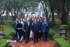 Thủ tướng Phạm Minh Chính và Thủ tướng New Zealand Christopher Luxon thăm Khu di tích Văn Miếu-Quốc Tử Giám (Hà Nội). (Ảnh: Dương Giang/TTXVN)