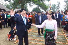 Chủ tịch nước Lương Cường cùng nhân dân nhảy sạp tại Ngày hội "Sắc Xuân trên mọi miền Tổ quốc". (Ảnh: Lâm Khánh/TTXVN)