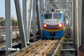 Tàu hỏa qua cầu Đuống. (Nguồn: TTXVN)