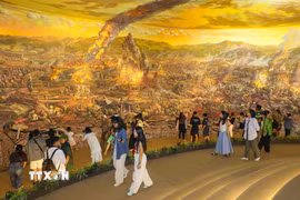 Du khách tham quan bức tranh panorama Chiến dịch Điện Biên Phủ tại Bảo tàng Chiến thắng Điện Biên Phủ. (Ảnh: Xuân Tư/TTXVN)
