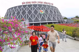 Đông đảo du khách đến tham quan Bảo tàng Chiến thắng Điện Biên Phủ. (Ảnh: Xuân Tư/TTXVN)