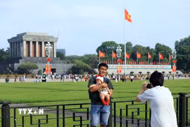 Những em nhỏ được bố mẹ đưa đến "check-in" tại Quảng trường Ba Đình. (Ảnh: Tuấn Anh/TTXVN)