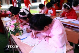 Học sinh trên địa bàn xã Nam Hồng, tỉnh Ninh Bình thực hiện khai bút. (Ảnh: Nguyễn Lành/TTXVN)