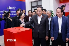 Chủ tịch Quốc hội Trần Thanh Mẫn kiểm tra, giám sát công tác chuẩn bị bầu cử tại khu vực bỏ phiếu số 8, phường Hải An, thành phố Hải Phòng. (Ảnh: Doãn Tấn/TTXVN)