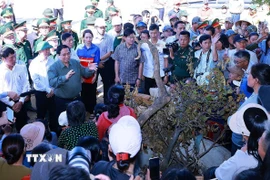 Thủ tướng Phạm Minh Chính thăm hỏi, động viên các hộ dân bị ảnh hưởng bởi triều cường tại xã Đề Gi. (Ảnh: Dương Giang/TTXVN)