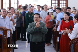Thủ tướng Phạm Minh Chính đến dự Ngày hội Đại đoàn kết toàn dân tộc tại Khu dân cư Thắng Kiên, xã Đề Gi (Gia Lai). (Ảnh: Dương Giang/TTXVN)