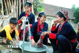 Đồng bào dân tộc thiểu số được dùng nước sạch. (Ảnh: Việt Hùng/TTXVN)