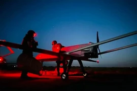 Binh lính Ukraine chuẩn bị phóng UAV. (Nguồn: CNN)
