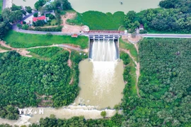 Công trình xả nước điều tiết từ hồ Dầu Tiếng giúp duy trì dòng chảy, hỗ trợ đẩy mặn cho khu vực hạ lưu. (Ảnh: Minh Phú/TTXVN)