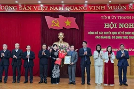 Ông Lại Thế Nguyên (thứ 5 từ phải sang), Phó Bí thư Thường trực Tỉnh ủy, Chủ tịch Hội đồng Nhân dân tỉnh, Trưởng đoàn Đại biểu Quốc hội tỉnh Thanh Hóa giữ chức vụ Bí thư Đảng ủy các cơ quan Đảng tỉnh nhiệm kỳ 2020-2025. (Ảnh: Việt Hoàng/TTXVN)