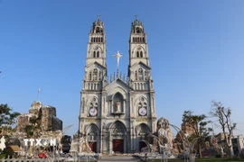 Không khí giáng sinh tại nhà thờ giáo xứ Văn Hạnh, Hà Tĩnh. (Ảnh: Hoàng Ngà/ TTXVN)