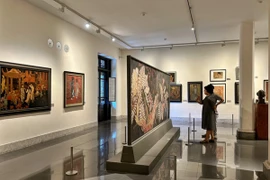 Khách tham quan bảo tàng Mỹ thuật Việt Nam. (Ảnh: Mai Mai/Vietnam+)