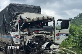 Ôtô tải dập nát phần cabin sau một vụ tai nạn giao thông. (Ảnh: TTXVN phát)